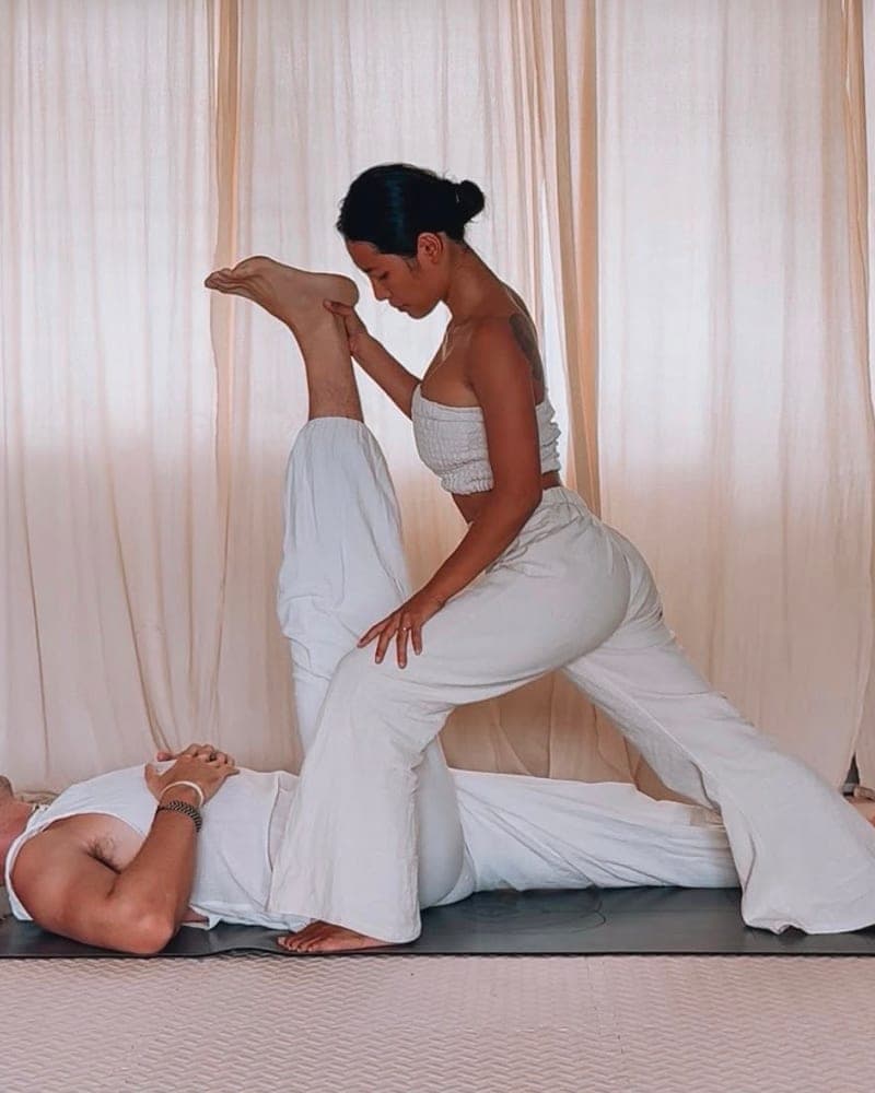 ครูณิชากำลังช่วยยืดกล้ามเนื้อขาในคลาส Thai Yoga Massage